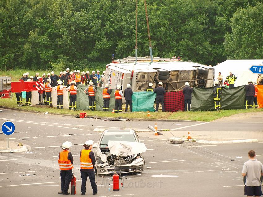 Schwerer Unfall mit Reisebus Lohmar Donrather Dreieck P440.JPG